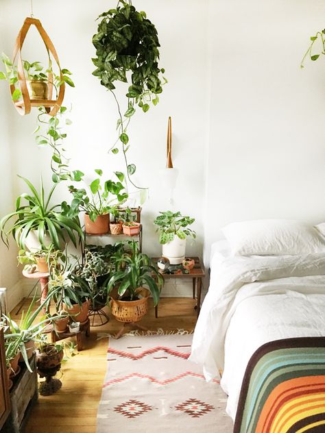 Plants Corner Bedroom, Bedroom Plant Inspiration, House Plant Corner, Living Room Plant Corner, Bedroom Plant Corner, Small Bedroom Plants Decor, Plants Corner Living Room, Plant Corner Bedroom, Plant Corner Living Room