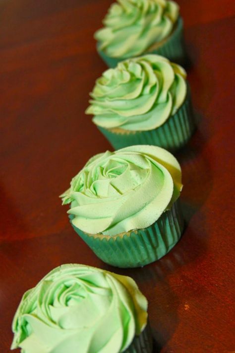 My Favorite Buttercream Frosting and ShayShay's Cupcakes Giveaway! Frost Cupcakes, Green Cupcakes, Cupcake Decorating Tips, Eat Cupcakes, Buttercream Frosting Recipe, Cake Pricing, Cupcake Frosting, Cool Wedding Cakes, Köstliche Desserts