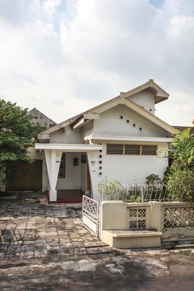 19 Bizzare Examples Of Indonesia's "Jengki" Architectural Craze Of The 50's & 60's | WowShack Indonesian House, Asian Architecture, Dutch Colonial, Sukabumi, Colonial Architecture, Home Building Design, Colonial House, Dream House Exterior, Be Strong