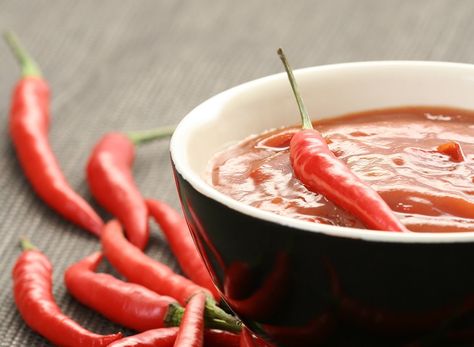 Want to know how to live longer? Hot sauce and chili peppers may be the answer. Plus, how spicy food aids weight loss. Cheap Diet, Testosterone Boosting Foods, Men Over 50, 2 Week Diet, Eat This Not That, Man Food, Fat Loss Diet, Fat Fast, Healthy Habits