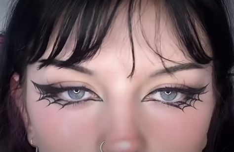 Goth Eyeliner For Almond Eyes, Black Halloween Eyeliner, Spider Liner Makeup, Spooky Make Up Looks, Bat Wing Eyeliner Halloween, Black And Red Emo Makeup, Eyeliner Inspo Goth, Bat Eyeliner Makeup, Bat Winged Eyeliner