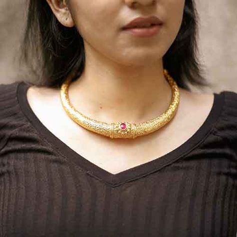 Hasli Necklace Gold Jewellery, Hasli Gold Design, Hansli Necklace Design, Silver Hasli Necklace, Hansuli Necklace Gold, Modern Necklace Design Gold, Kanthi Necklace Gold, Hansli Necklace Gold, Gold Hasli Designs