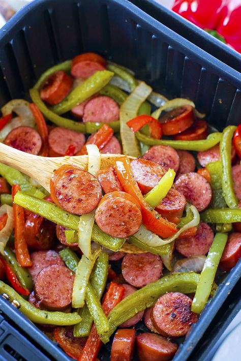 Meal Prep Recipe --> Just 5 minutes of prep and 20 minutes in the air fryer to make this easy Air Fryer Sausage and Peppers recipe! Air Fryer Sides, Appetizers Chicken, Sausage And Peppers Recipe, Air Fryer Sausage, Sausage Peppers And Onions, Fried Sausage, Mild Italian Sausage, Hot Italian Sausage, Sausage And Peppers