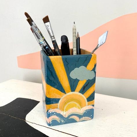 Painting On Pen Stand, Pen Box Design Ideas, Painted Pencil Holder, Pencil Holder Painting Ideas, Pencil Stand Painting Ideas, Pen Holder Painting Ideas, Handmade Pen Stand, Diy Pen Stand Ideas, Pen Stand Painting Ideas