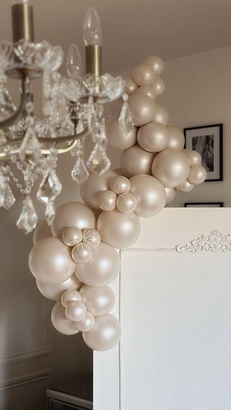 The use of florals within our balloon garlands has always been an important part of demonstrating our own personal style & bringing our… | Instagram Pearl Balloon Garland, Metallic Balloon Garland, White Party Balloons, Floral Balloon Garland, Pearl Bridal Shower, Balloon Walls, Pearl Balloons, Balloons Galore, Balloon House