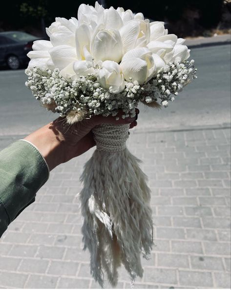 Love recently combination of pearls in a bridal bouquet and this fantastic small feather Feather Flower Bouquet, Modern Flower Bouquet, Feather Bouquet, Simple Wedding Bouquets, Baby Pink Nails, Bridal Bouquet Flowers, Flower Gift Ideas, Rose Wedding Bouquet