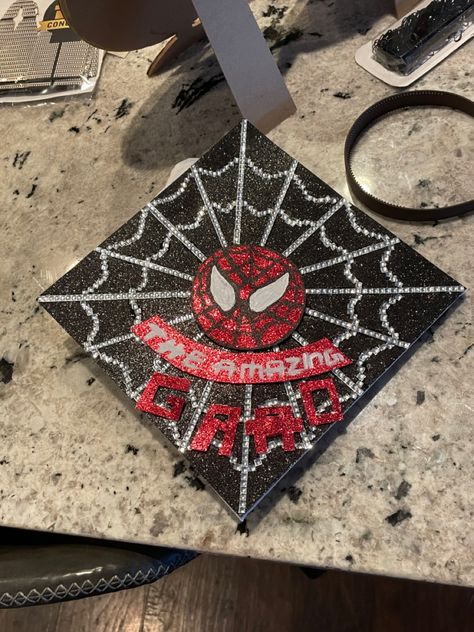 Spider Man Senior Crown, Spider Man Grad Cap, Spider Man Cap Graduation, Navy Blue Grad Cap Ideas, Batman Grad Cap, Graduation Cap Ideas For Guys, Spiderman Graduation Cap, Graduation Hat Designs, College Grad Cap Ideas