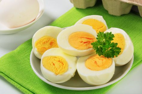 How to make the perfect hard boiled eggs Sauce Satay, Salad Sayur, Healthy Fridge, Telur Rebus, Peeling Hard Boiled Eggs, Perfect Hard Boiled Eggs, Grape Salad, Hard Cooked Eggs, Tuna Fish