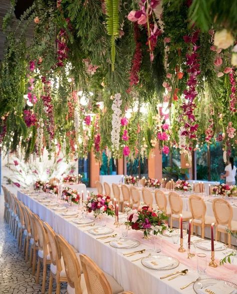 These Gorgeous Table Setting Ideas Will Leave You Spellbound! Sit Down Dinner, Wedding Table Setup, Glam Table, Hunter Wedding, Simple Table Settings, Table Setting Ideas, Event Solutions, Gold Color Scheme, Dinner Table Decor