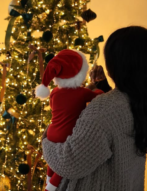 Baby Tree Pictures, Baby Pictures In Front Of Christmas Tree, Baby Pictures With Christmas Tree, Mom Dad Baby Christmas Pictures Ideas, Baby’s First Christmas Pic, Baby By Christmas Tree Photo, Baby Pictures Christmas Tree, 3 Month Old Baby Christmas Pictures, Baby With Christmas Tree