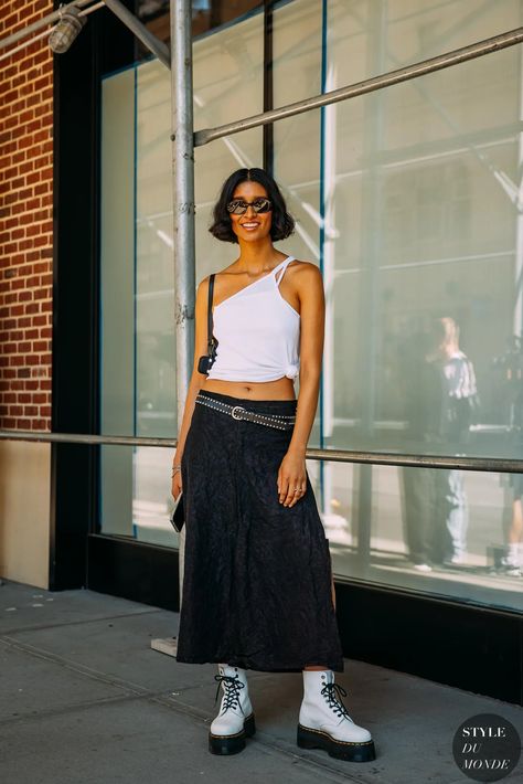 New York SS 2023 Street Style - STYLE DU MONDE | Street Style Street Fashion Photos White asymmetric crop top 2023 Street Style, White Platform Boots, Dr Martens White, 2020 Street Style, Top Street Style, Reportage Photography, Black Maxi Skirt, Model Look, Street Look