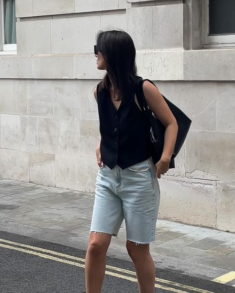 Denim Bermuda shorts, black waistcoat, black handbag, street style Black Bermuda Shorts Outfit Summer, Black Bermuda Shorts Outfit, Bermuda Shorts Outfit Summer, Bermuda Shorts Outfit Street Styles, Handbag Street Style, Jessica Fay, Bermuda Shorts Outfit, Parisian Outfit, Denim Shorts Style