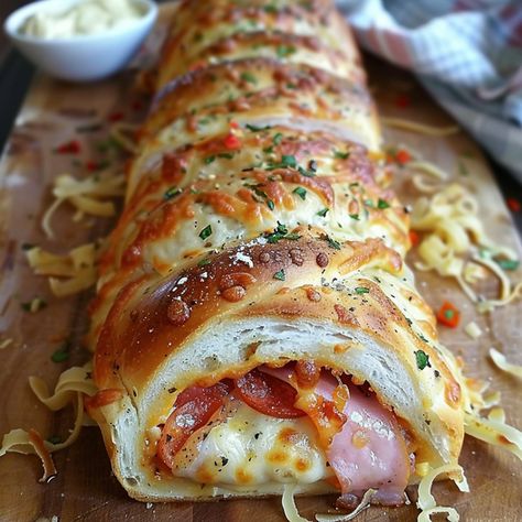 Easy Italian Stromboli, Lunch Meat Stromboli, Crescent Stromboli, Pizza Appetizers Easy Crescent Rolls, All Meat Pizza, Pizza Garlic Bread Recipe Easy, Yummy Italian Dinners, Good Italian Dinner Recipes, Deli Meat Dinner Ideas