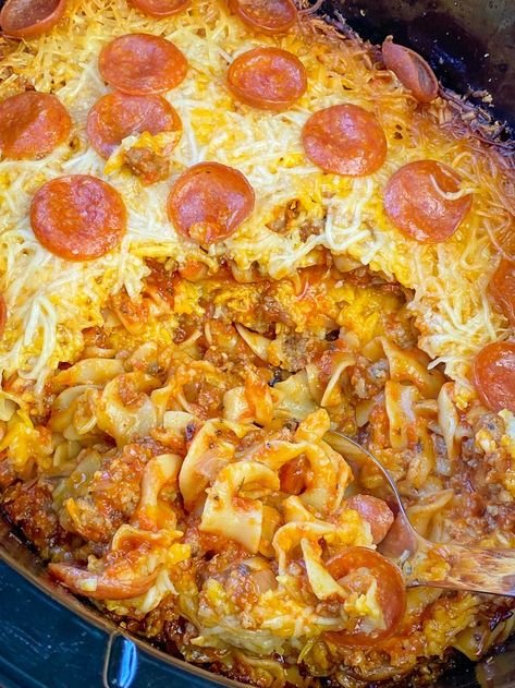 Serving spoon in crock pot pizza casserole Pizza Casserole Crockpot, Slow Cooker Pizza Casserole, Recipe Egg Noodles, Recipe For Picky Eaters, Casserole With Noodles, Slow Cooker Pizza, Pepperoni Pizza Casserole, Casserole Crockpot Recipes, Pizza Pasta Casserole