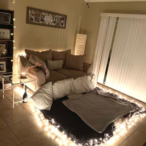 Indoor Picnic Date, Romantic Home Dates, Romantic Dinner Decoration, Romantic Living Room, At Home Dates, Romantic Date Night Ideas, Home Decor Ideas Bedroom, Kitchen Home Decor, Decor Ideas Bedroom