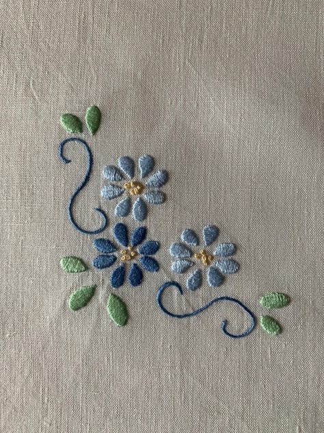 Green Fabric Embroidery, Handkerchief Embroidery, Hand Embroidered Flower, Basic Hand Embroidery Stitches, Hand Embroidery Patterns Free, Embroidery Lessons, Towel Embroidery, Floral Embroidery Patterns, Hand Embroidery Videos