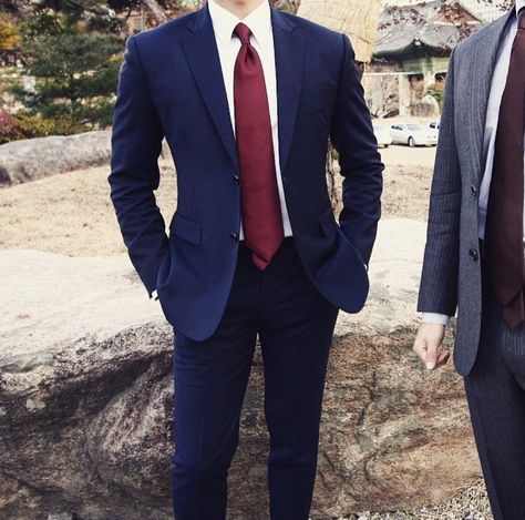 Blue navy suit with red tie Navy Suit And Burgundy Tie, Navy Suit With Maroon Tie, Navy Suit Tie Ideas, Navy Blue Suit With Burgundy Tie, Navy Suit Red Tie, Navy Blue Suit Red Tie, Blue Suit Burgundy Tie, Red Tie Outfit Men, Navy Suit Burgundy Tie