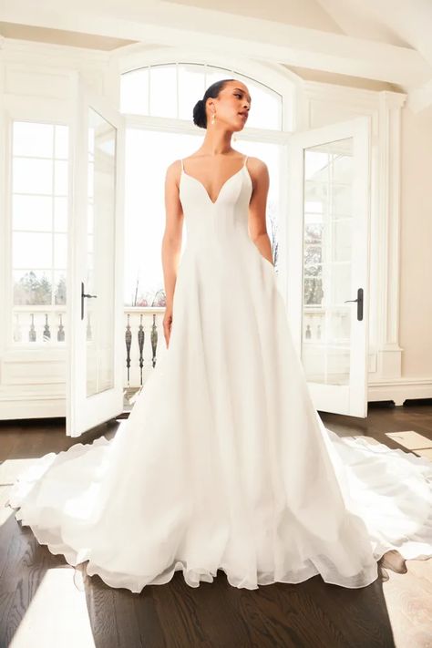 Kelly Faetanini | Kelly Faetanini - Chloe | Kelly Faetanini Boston Wedding Dress, Clean Wedding Dress, Kelly Faetanini, Wedding Dresses Sweetheart Neckline, Bridal Trends, Wedding Dress Organza, Timeless Wedding Dress, Wedding Dress Flowy, Beautiful Wedding Gowns