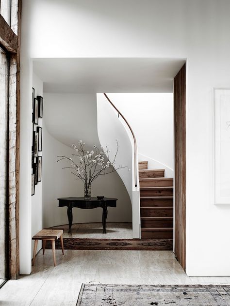 Curved stairs type - Home Decorating Trends - Homedit Kinfolk Style, Rough Hewn Wood, Types Of Stairs, Kinfolk Home, Gorgeous Interiors, Timber Furniture, Hallway Ideas Colour, Interior Trend, Staircases