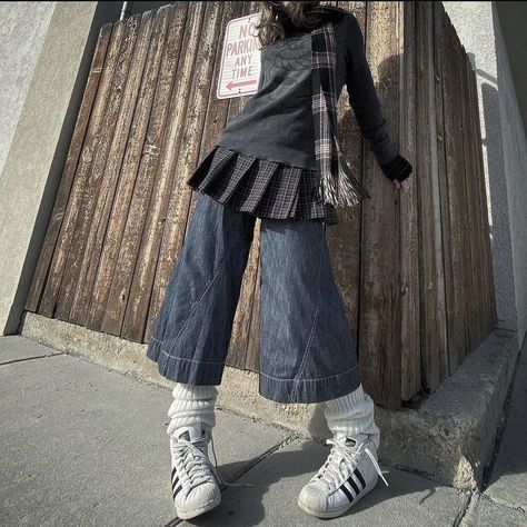 Skirt With Jeans Underneath, Skirt Over Pants Outfits, Fairy Grunge Style, Peony Aesthetic, Dress Over Pants, Street Outfits, Aesthetic Streetwear, Cool Fits, Fairy Grunge