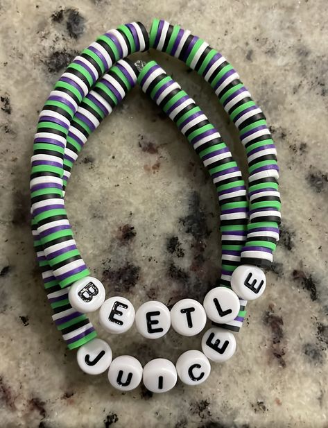 Beetlejuice Clay, Halloween Clay Bead Bracelet, Stretch Beaded Bracelets Diy, Halloween Beaded Jewelry, Pulseras Kandi, Make Clay Beads, Clay Bead Bracelets, Diy Kandi Bracelets, Pony Bead Bracelets