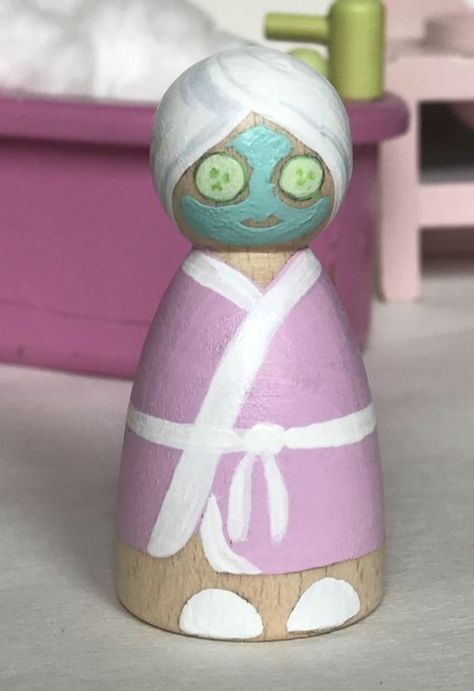 Peg Doll Keychain, Peg Doll Designs, Painted Wooden Dolls, Wood Peg Doll Ideas, Peg Doll Display, Wood Peg People, Wooden People Crafts, Painted Peg Dolls, Wooden Peg Doll Ideas