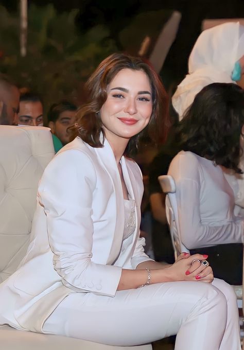 Hania Aamir, Pause Button, The Pause, Comedy Film, Acting Career, Pakistani Actress, Beautiful Smile Women, Why People, Reason Why