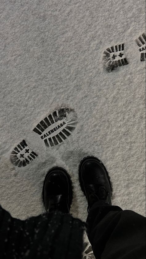 aesthetic footprint in the snow of à shoe saying “BALENCIAGA” boot Balenciaga Wallpaper, Aesthetic Runway, Balenciaga Aesthetic, Balenciaga Runway, Mood Dark, Endless Fashion, Black Mood, Black Balenciaga, Winter Photo