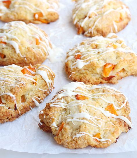 White Chocolate Apricot Scones - The Sweet and Simple Kitchen Apricot White Chocolate Scones, Breakfast Munchies, Apricot Scones, Zucchini Ideas, Fluffy Scones, Sour Cream Scones, White Chocolat, Chocolate Apricot, Breakfast Bakes