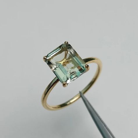 Cute Engagement Rings, Green Amethyst Ring, Purple Amethyst Ring, Ring Hand, Dream Engagement Rings, Amethyst Jewelry, Green Amethyst, Classic Ring, Amethyst Ring