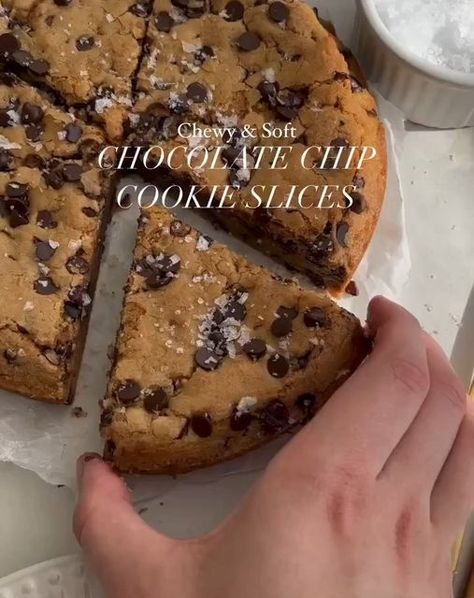 Chocolate | Desserts on Instagram Flakey Salt, Soft Chocolate Chip Cookies, Paper Press, Easy Baking Recipes Desserts, Tasty Baking, Sweet Snacks Recipes, Healthy Sweets Recipes, Delicious Snacks Recipes, Food Recepie