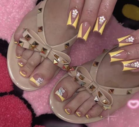 Spring Nails And Toes Matching, Y2k Pedicure, Matching Finger And Toe Nails, Nail And Feet Set Ideas, Short Nail And Toes Matching Ideas, Nails And Toes Matching Ideas, Mani And Pedi Ideas, Acrylic Toe Designs, Nails And Feet Set