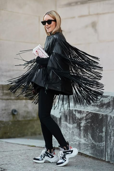 Best sneakers 2018: The Fashion Guitar wearing tasseled jacket and LV trainers Fringe Jacket Outfit, Fringed Jacket, Tassel Jacket, Fashion Milan, Fringe Clothing, Street Style Spring, Fringe Leather Jacket, 2017 Fashion Trends, Fringe Jacket