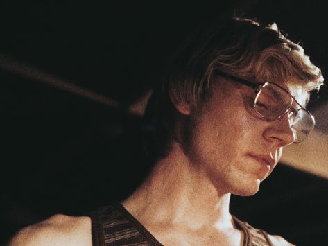 Evan Peters as Jeffrey Dahmer in Monster: The Jeffrey Dahmer Story (2022) Evan Peters, Evan Peters Jeff Dahmer, Monster The Jeffrey, Pink Heart Jam, Jeff Dahmer, Geek Movies, American Horror Story Seasons, My Fantasy World, Season 12