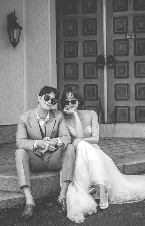 Courthouse Wedding Photos, Pre Wedding Photoshoot Outfit, Korean Wedding Photography, Wedding Photo Studio, Poses Wedding, Wedding Portrait Poses, Wedding Photoshoot Props, Pre Wedding Shoot Ideas, Pre Wedding Poses