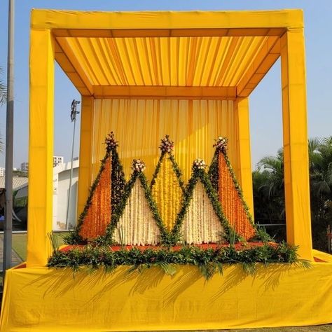 Haldi Decoration For Groom, Mehendi Stage Decoration, Mangala Snanam Decoration, Haldi Decoration Ideas Backdrops, Haldi Background Decoration, Haldi Stage Decoration, Haldi Stage, Haldi Function Decoration, Mangala Snanam