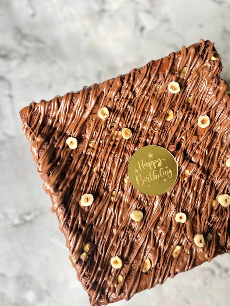 Brownie Slab Decoration, How To Plate Brownies, Birthday Brownies Decoration, Brownie Cake Decoration, Brownie Cake Design, Brownie Decorating Ideas Design, Brownies Decoration Ideas, Brownie Decorating Ideas, Brownie Slab