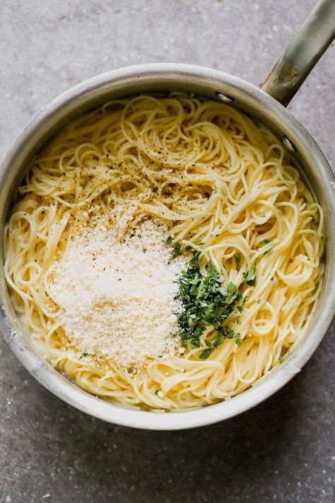 This One Pot Garlic Parmesan Pasta is creamy, slightly cheesy, and so darn good. Angel hair pasta is cooked in a mixture of chicken broth and milk until the pasta is perfectly aldente and swimming in a creamy sauce. It’s laced with the perfect amount of parmesan, a tiny bit of butter and plenty of fresh parsley. Perfect to serve as a side or alongside chicken or shrimp for a full meal. Parmasean Pasta, Kale Pasta Recipe, Creamy Garlic Pasta, Garlic Parmesan Pasta, Kale Pasta, Feta Chicken, Pasta Side Dishes, Pasta Sides, Parmesan Pasta