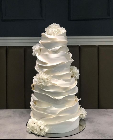 Wedding Cake Aesthetic Simple, Wedding Cakes Aesthetic, Old Money Wedding Cake, Wedding Cake 2024, Aesthetic Wedding Cake, Wedding Cake Aesthetic, Classy Wedding Cakes, Dream Wedding Cake, Dream Wedding Decorations