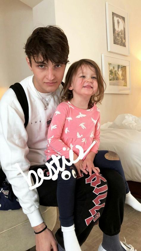 Anwar Hadid Anwar Hadid Aesthetic, Hadid Family, Hassan Fathy, Gigi Hadid And Zayn, Anwar Hadid, Yolanda Foster, Jordan Royal Family, Gigi Style, Bella Gigi Hadid