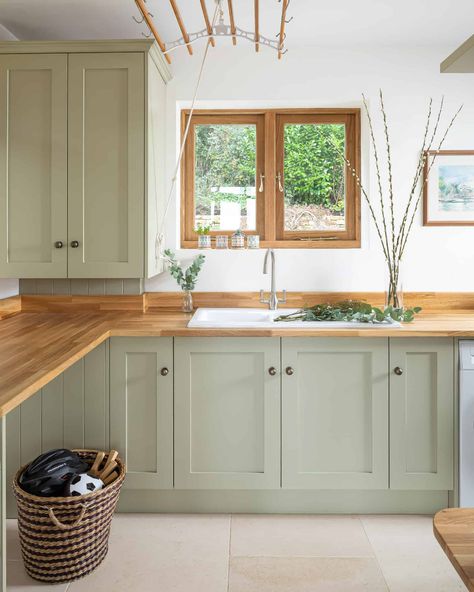 Sage Kitchen, Dark Green Kitchen, Green Kitchen Designs, Kitchen Ideas Interior Design, Sage Green Kitchen, Green Kitchen Cabinets, Green Cabinets, Kitchen Cabinet Colors, Kitchen Diner