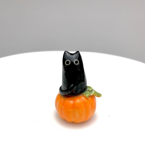 A cute Halloween classic mini figurine for cat lovers:) Product Information  Handmade porcelain, fired at midfire range (2160F/1180C). Dimensions The average height of this sculpture is about 1 and 3/4"~ 2"(4.5cm~5cm). Materials Porcelain Clay Underglaze Colors Mid-Fire Glaze Gold Overglaze Care Instructions While porcelain clay is durable, it is not shatter-proof. Please display and handle with care! The bear may be washed with soap and water if needed. *PLEASE NOTE Because this is a handmade i Diy Fall Clay Crafts, Mini Clay Halloween, Easy Halloween Clay Ideas, Halloween Clay Figures, Halloween Clay Sculpture, Clay Figures Cute, Spooky Clay Projects, Ceramic Cats Sculpture, Fall Clay Crafts