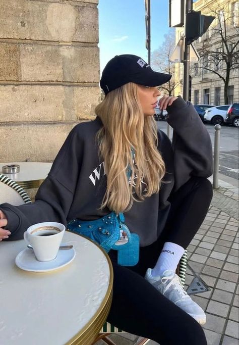 These Are The Most Aesthetic Coffee Shop Outfits To Wear - CLOSS FASHION Old Money Gym Outfit, Women Sporty Outfits, Winter Date Outfits, Cute Coffee Shop, First Date Outfits, Instagram Painting, Fade Styles, Streetwear Aesthetic, Foto Casual