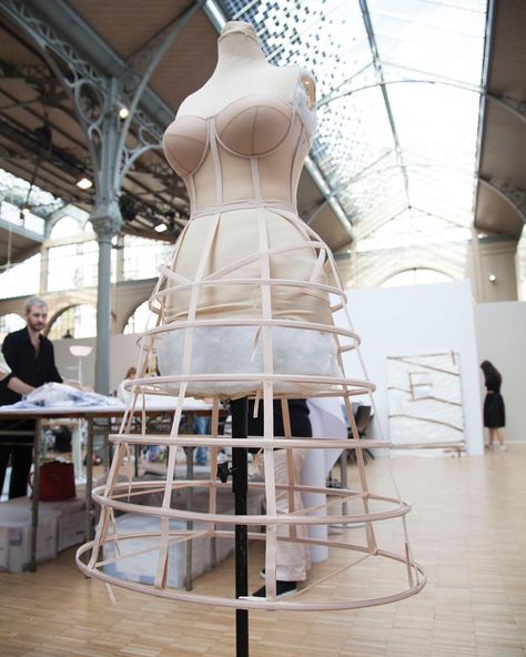 Alexander McQueen on Instagram: “A corset dress is created in the atelier before the Spring/Summer 2019 show. #McQueenSS19 #AlexanderMcQueen” Sewing Patterns Dresses Summer, A Corset Dress, Sewing Patterns Dresses, Dress Websites, Sewing Blouses, Sewing Room Decor, Dress Form Mannequin, Mcqueen Fashion, Trendy Sewing