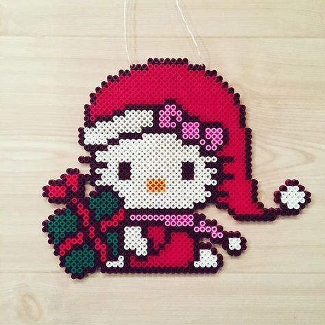 Christmas Perler Beads, Modele Pixel Art, Cat Apparel, Pixel Beads, Pearl Beads Pattern, Easy Perler Beads Ideas, Kitty Christmas, Fuse Bead Patterns, Hama Beads Design