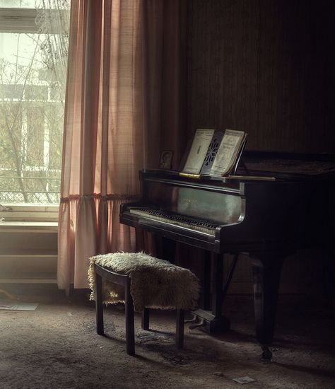 Piano Photo, Beautiful Mansion, Wammy's House, Old Piano, Piano Art, Old Pianos, Piano Room, Horror House, Up House