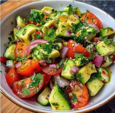 Emmameal Best Salad Combinations, Light Food Recipes, Cucumber And Avocado Salad, Veggie Salads, Cucumber Tomato Avocado Salad, Red Salad, Heath Food, Tomato Avocado Salad, Cilantro Recipes