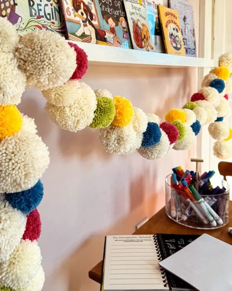 Wool Felt Pom Pom Crafts, Fuzzy Ball Crafts, Diy Large Pom Poms, Pom Pom Tree Garland, Easy Pom Pom Crafts, Pompom Garland Diy, Pom Pom Making, How To Make Pompoms, Pom Pom Room Decor