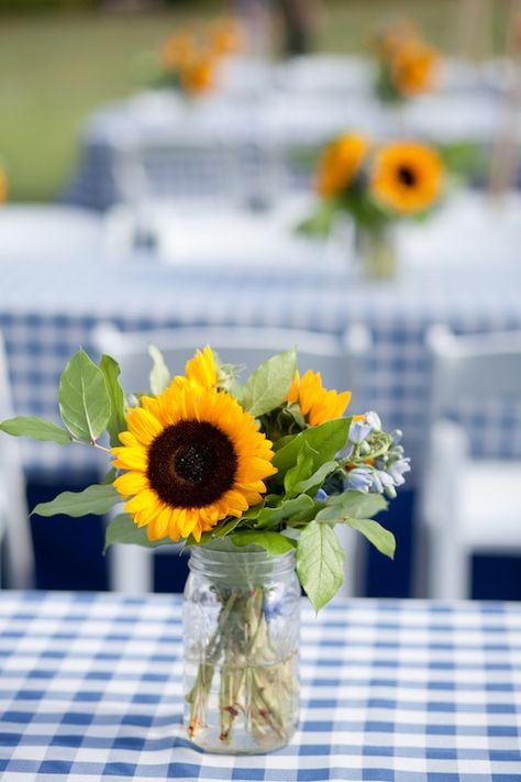 20 DIY BBQ ideas, including this gorgeous sunflower & mason jar centerpiece idea for a late summer / early fall gathering! Bbq Party Decorations, Backyard Party Decorations, Backyard Bbq Party, Sunflower Centerpieces, Bbq Ideas, I Do Bbq, Bbq Wedding, Baby Shower Bbq, Mason Jar Centerpieces