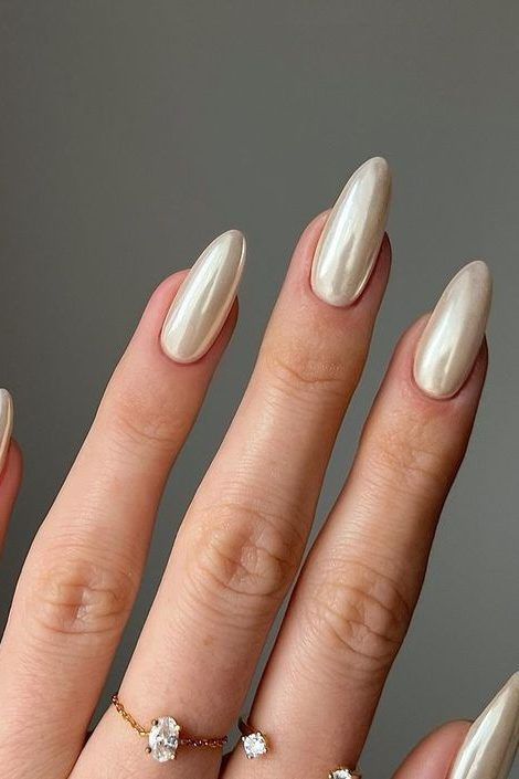 Spring Break Nails, spring nails, spring break, neutral nails, beach nails, ski nails, chrome nails, classy nails, pearl chrome nails, white chrome nails Ongles Beiges, White Chrome Nails, Manicured Nails, Golden Nails, Milky Nails, Broken Nails, Beige Nails, Pearl Nails, Nagel Inspo